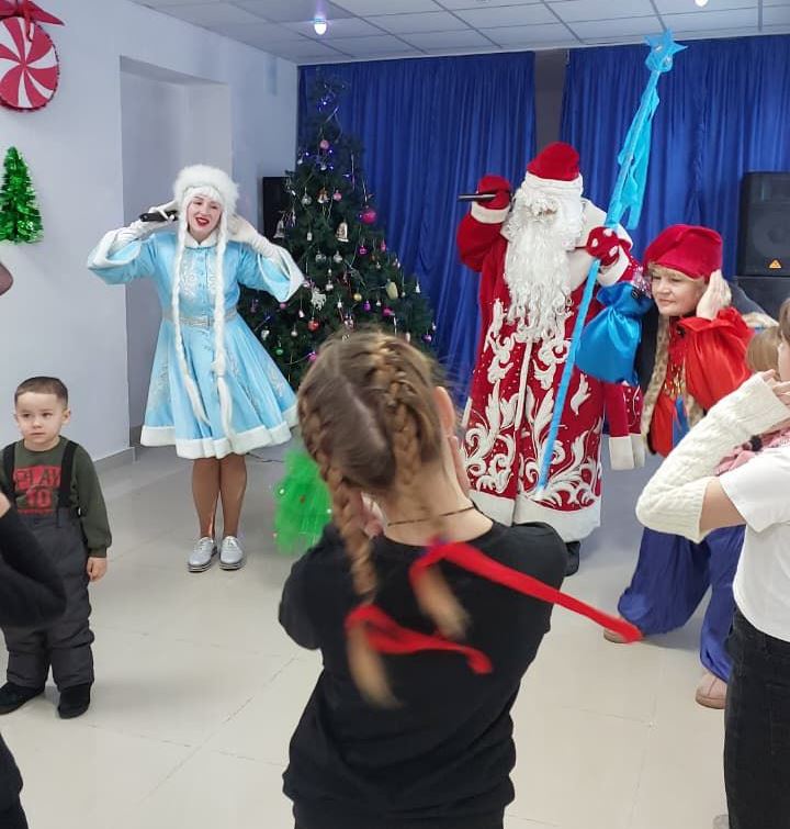 Новогодний утренник «Приключения под новогодней елкой»