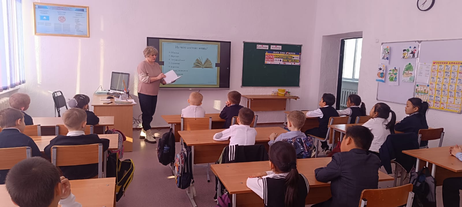 Знания на книжных стеллажах